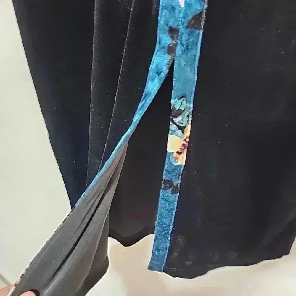 The Pyramid Floral Crushed Velvet Midi Skirt. Size Large. Nwt - Picture 3 of 4
